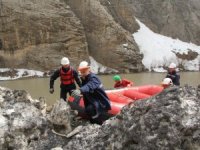 Vedaş ekipleri Zap Suyu’nu rafting botuyla aşıtı