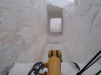 İş makineleri açtıkları kar tünelinde geçti