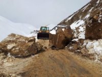 Yüksekova’da düşen kaya parçaları yolu kapattı