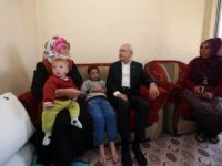 Kılıçdaroğlu, elektriği kesilen aileyi ziyaret etti