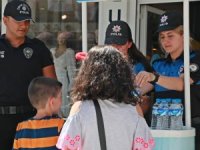 Hakkari polisi ikramlarda bulundu