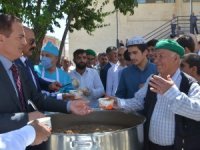 Vali Akbıyık'tan vatandaşlara aşure ikramı