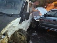 Minibüs kamyonetle çarpıştı: 2 yaralı