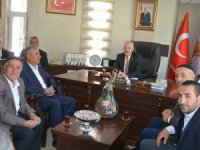 AK Partili Özbek dert dinliyor