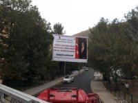Vali Akbıyık'a fotoğraflı pankartlı teşekkür