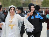 Hakkari polisi şehit ailesinin düğününe renk kattı