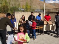 İran sınırındaki çocuklara pizza sürprizi