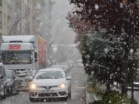 Hakkari kent merkezine mevsimin ilk karı yağdı