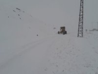 Hakkari'de 9 köy yolunda karla mücadele sürüyor