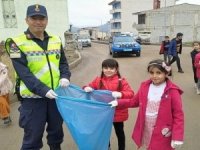 Jandarma ve öğrenciler çöp topladı