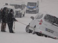 Yüksekova karla uyandı araçlar kaza yaptı