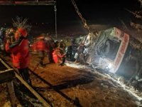 Yolcu otobüsü devrildi: 4 ölü, 24 yaralı