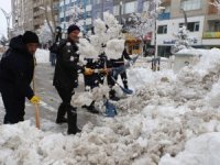 Hakkari belediyesi kar küreme timi iş başında