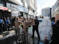 Hakkari polisi halkla tek yürek oldu