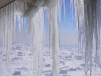 Çatılardaki buz sarkıtları 4 metreyi buldu
