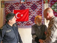 Hakkari Emniyet Müdürü Pınar’dan 99’luk çınara ziyaret
