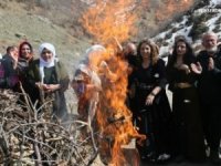 Şemdinli'de ilk Newroz ateşi yakıldı