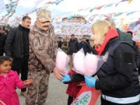 Hakkari polisi Nevruz'a renk kattı