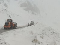 Kar yağdı, sürücüler yolda kaldı