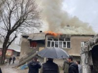 Ev yangınında 4 çocuk zehirlendi
