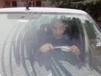 Kars'ta araçların camlarını buz tuttu