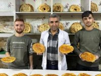 Yüksekova'da Van'ın meşhur çöreği üretiliyor