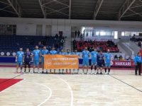 Sporcular şiddete karşı pankart açtı