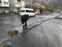 Belediye ekibinden yağmur mesaisi