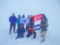 Aktivistler Esruk Dağında Filistin bayrağı açtı