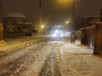 Van'da ekipler gece boyu karla mücadele etti