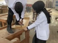 Köy okullarının masa ve sıralarını onarıyor