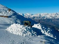Hakkari'de 6 metre karla mücadele