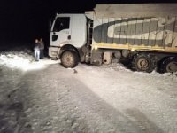 Kar nedeniyle yolda kalan araçlar kurtarıldı