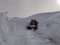 Üs bölgelerde karla mücadele sürüyor