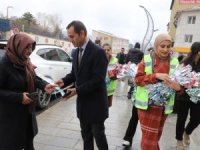 Belediye çalışanları kadınları çiçek dağıttı