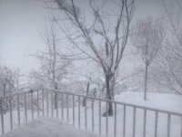 Hakkari'de kar yağışı yerini soğuk havaya bıraktı