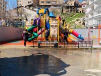 Hakkari’deki çocuk parkları tazyikli suyla yıkandı