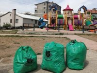 Kıran çocuk parkı çöplerden arındırıldı