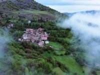 Bitlis Hizan Taş evlerin sis bulutları arasında