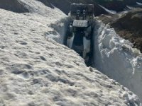 Yüksekova'da 5 metre yüksekliğindeki kar tünelleri şaşırttı