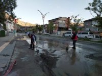 Belediye ekipleri caddeleri yıkadı