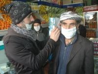 Hakkari'de 3 bin maske dağıtıldı