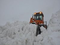 Şemdinli'de kar yolları kapattı