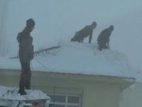Askerlerin karla mücadele çalışması