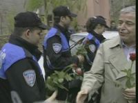 Hakkari polisi Akil insanları Güllerle karşıladı