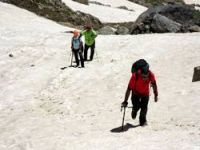 Dağcılar buzul dağlarına tırmandı