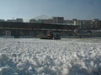 Şehir stadı kardan temizlendi