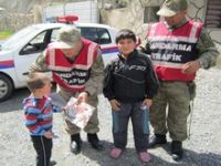 Jandarma'dan çocuklara 23 Nisan hediyesi