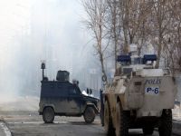 Gever'de askeri sevkiyata taşlı saldırı