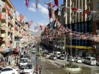 Hakkari'nin cadde ve sokakları parti bayrakları ile süslendi